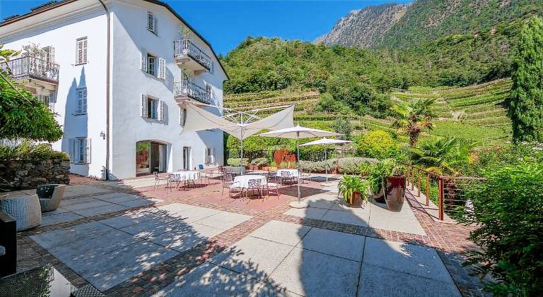 Beautiful apartment with terrace, yard & private pool | Suitable for remote work | Pets allowed — photo 3