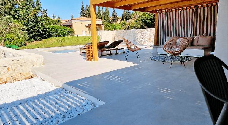 Child-friendly villa with yard, private pool & barbeque | Perfect for remote work | Pets allowed — photo 3