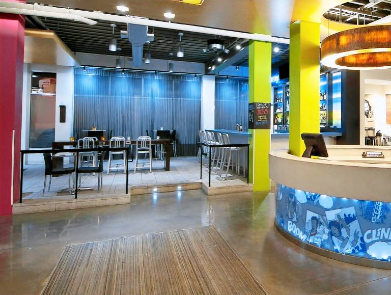 La Quinta Inn & Suites by Wyndham Winchester — photo 2