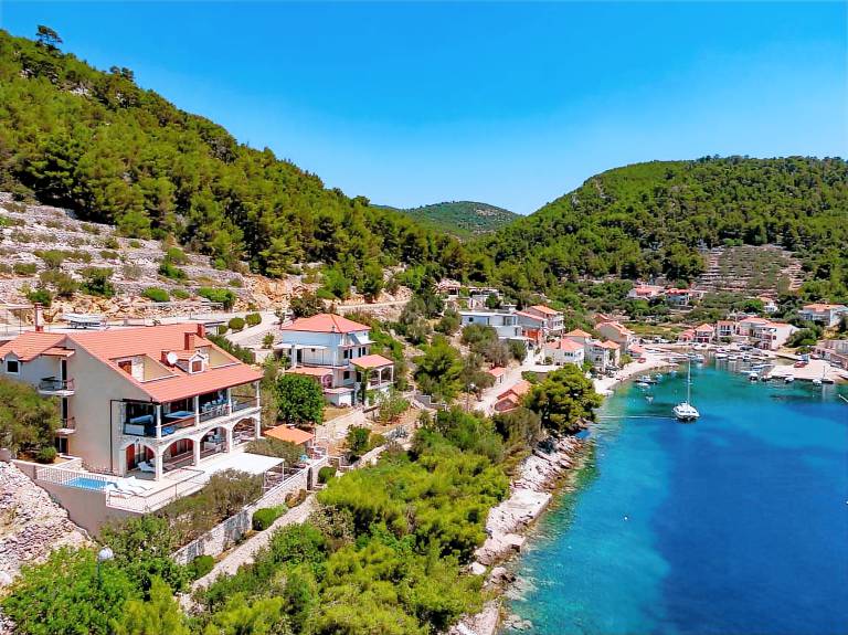 Vila  Karbuni