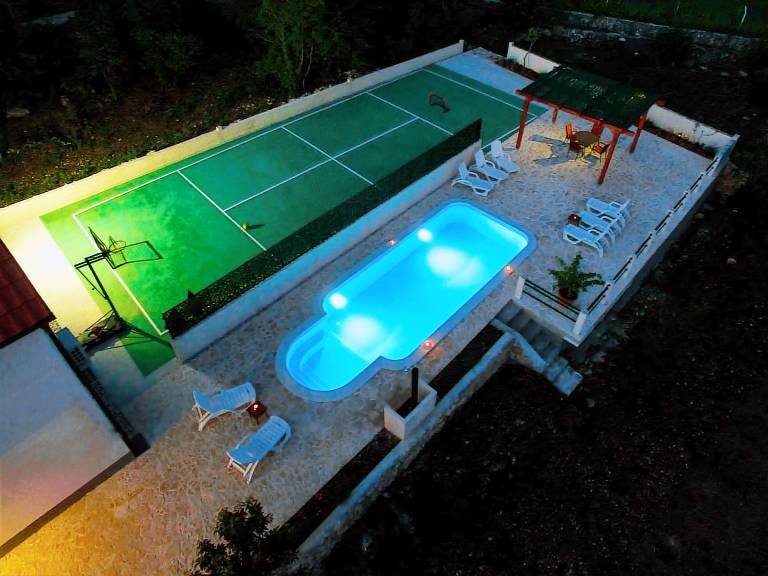 House with BBQ, yard & private pool — photo 4