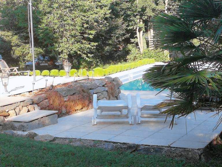 Gite with BBQ, patio & yard — photo 5