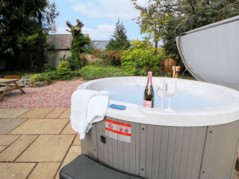 Family-oriented wonderful cottage with grill, hot tub & garden | Pets allowed — photo 3