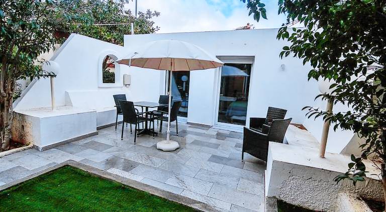 Vacation home with garden & patio — photo 5