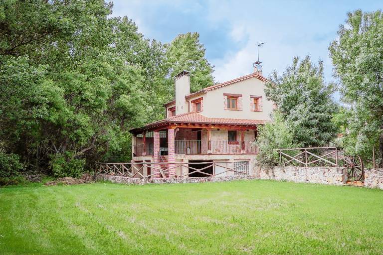 Country House 'Los Molinillos' with Mountain View, Private Terrace and Wi-Fi in León