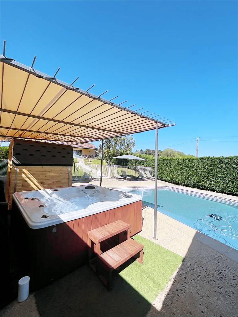 Vacation home with yard, hot tub & grill | Panoramic view in Sarlat-la-Canéda