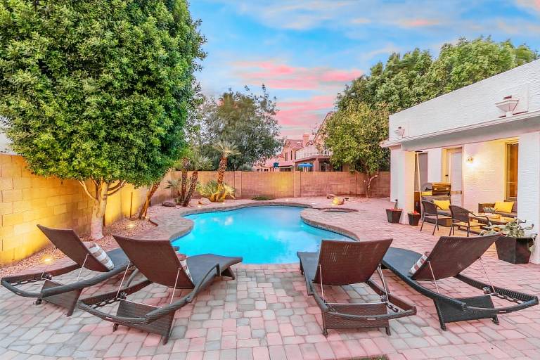 Desert Escape Minutes from Shopping Dining & Golf