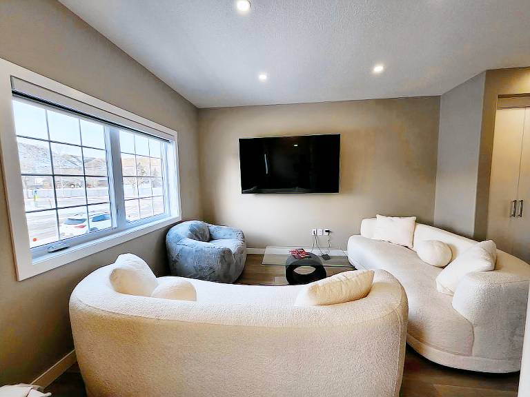 Family-oriented holiday apartment with yard | Dogs allowed in Drumheller, AB