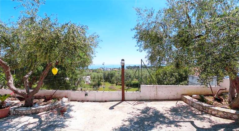 Apartment with garden & patio — photo 4
