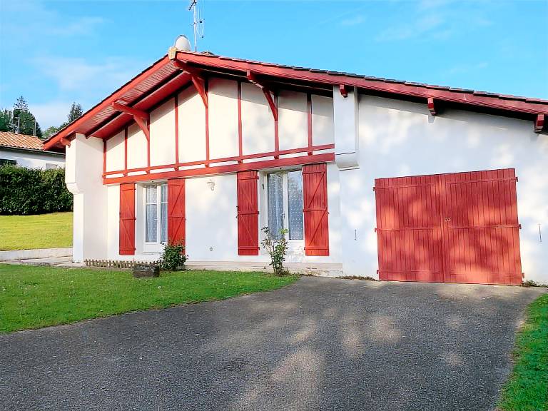 Spacious house with yard, grill & patio | Pets are welcome in Ainhoa