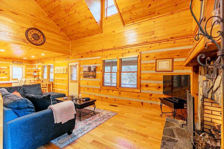 4J Getaway - Rustic cabin between Boone & Blowing Rock with hot tub — photo 4