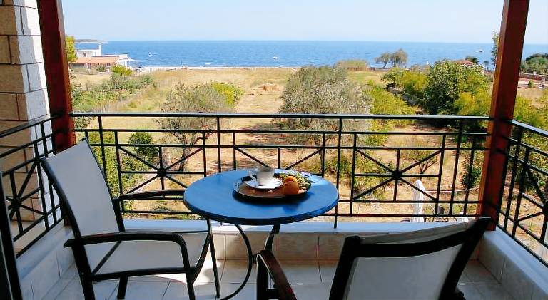 Serviced apartment with patio, grill & yard — photo 4
