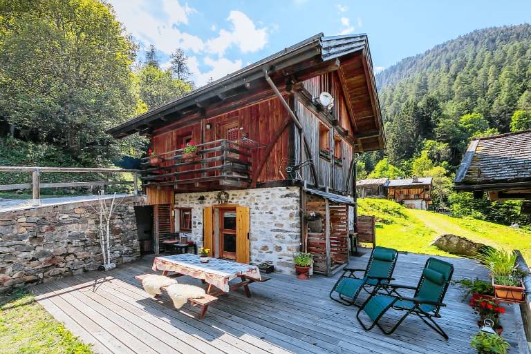 Chalet with grill, patio & yard — photo 5