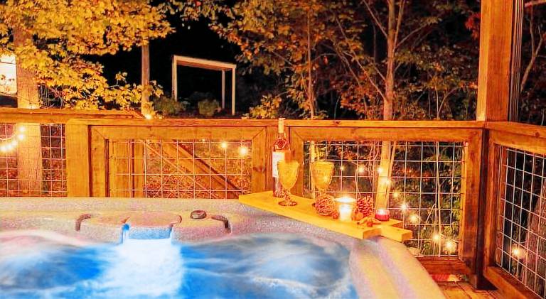 Chalet with jacuzzi & pool | Pet-friendly in Sevierville, TN