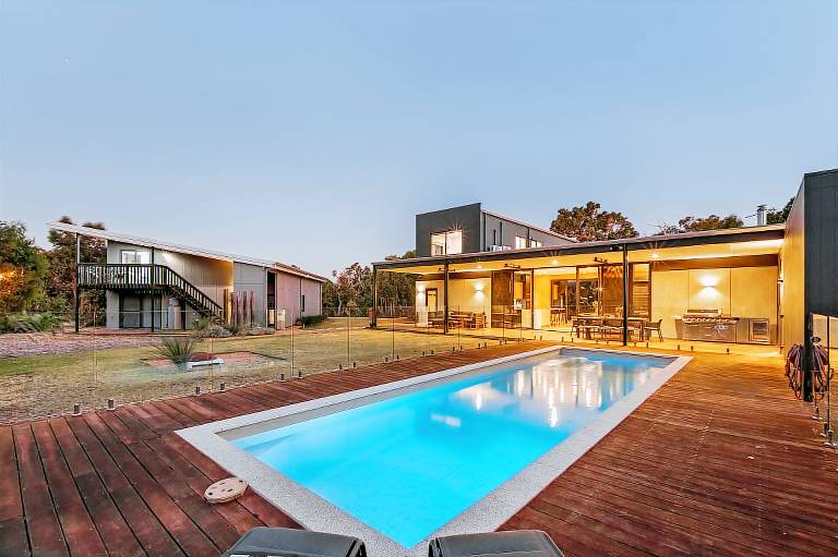 House  Eagle Bay