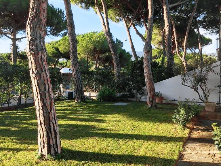 Villa with garden — photo 3