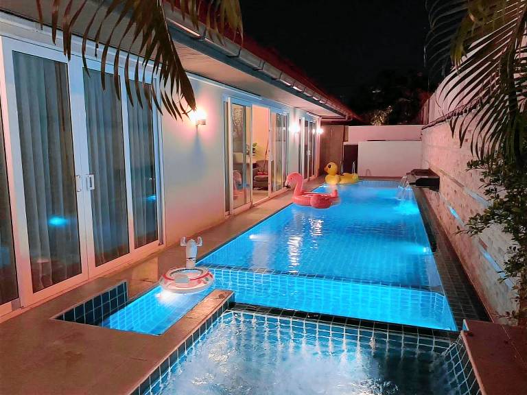 Villa with pool, grill & hot tub | Next to Mini Siam | Perfect for remote work — photo 3