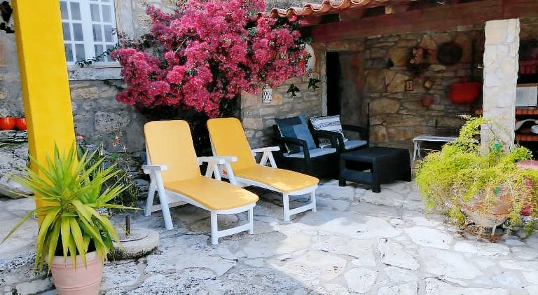 Beautiful lodge with barbeque, yard & patio | Pets are welcome in Coimbra
