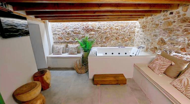Chalet with patio & jacuzzi | Perfect for remote work — photo 3