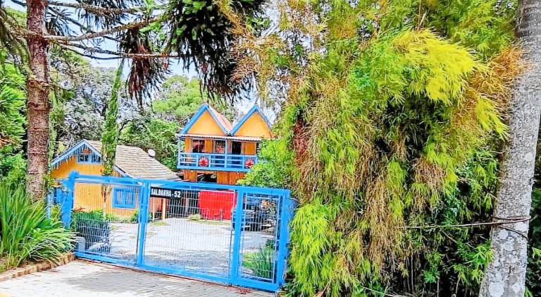Chalet with barbeque, yard & terrace in Gramado