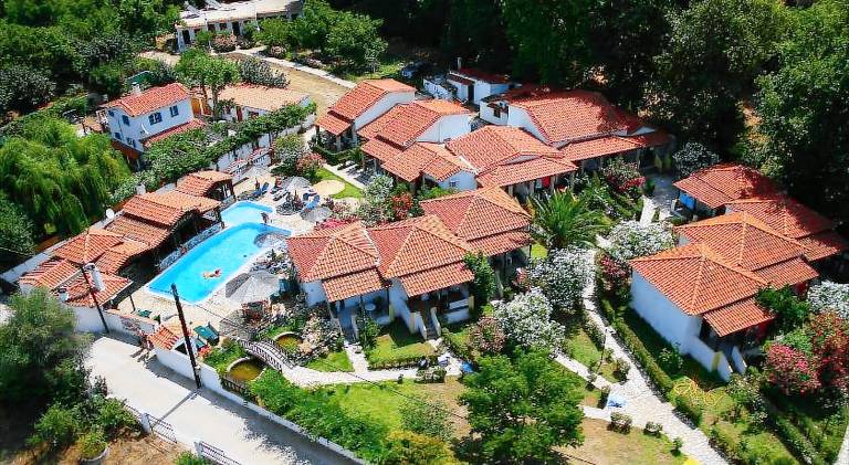 Holiday apartment with pool, patio & yard in Skiathos
