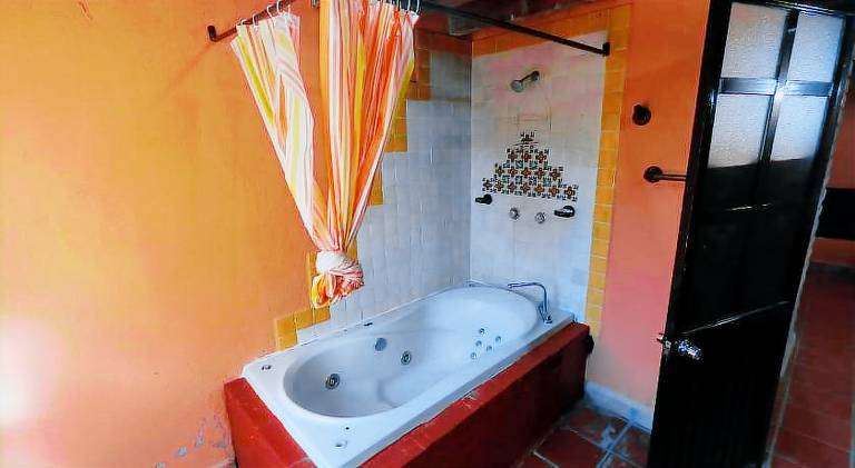 Lodge with jacuzzi — photo 3