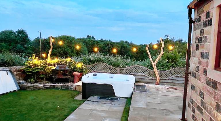 House with hot tub | Pet-friendly — photo 4