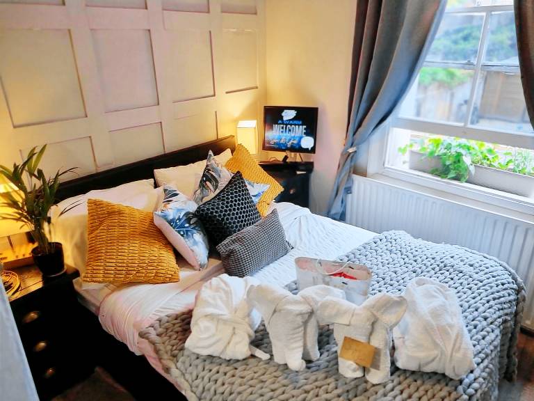 Studio flat Hampton Court