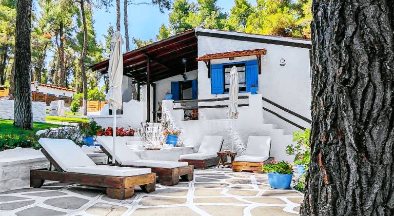 Vacation home with private pool, garden & grill — photo 4