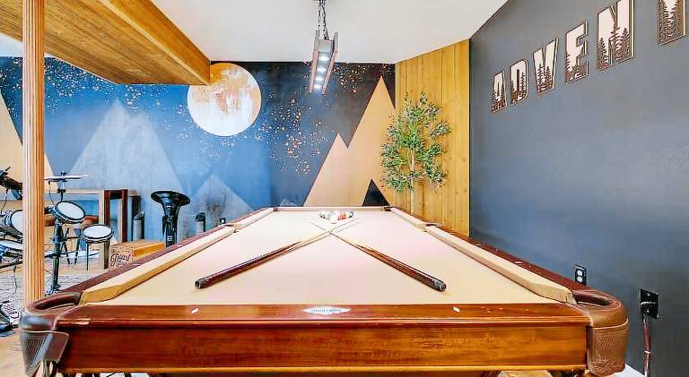 Vacation home with pool & jacuzzi | Pets are welcome in Shenandoah, MD