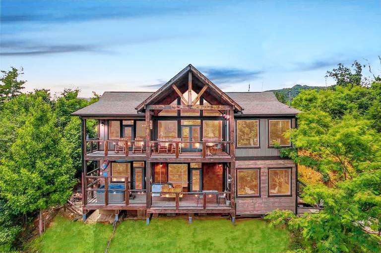 Family-oriented beautiful holiday apartment with BBQ | Pets are welcome in Gatlinburg, TN