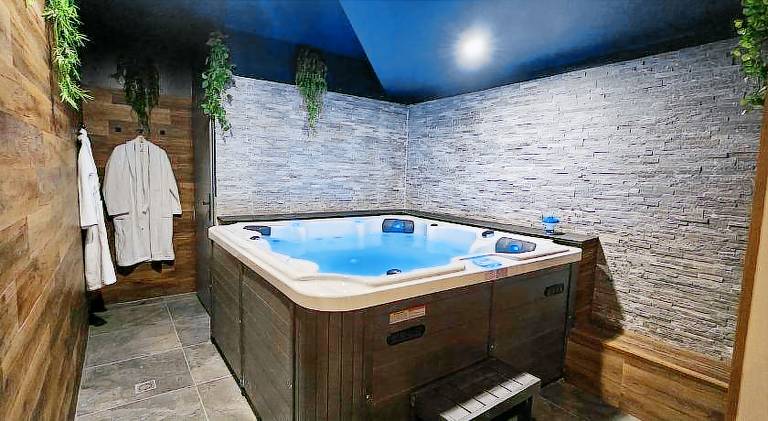House with jacuzzi | Pets allowed — photo 2