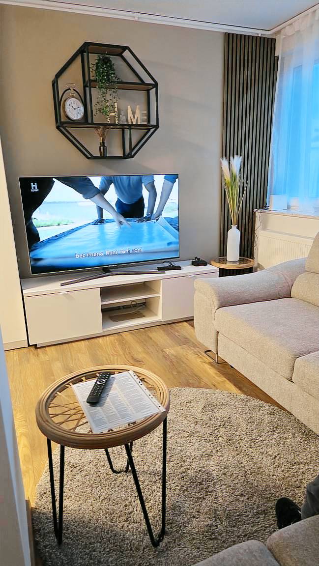 Prostrani Apartman s Balkonom i Privatnim Parkiranjem