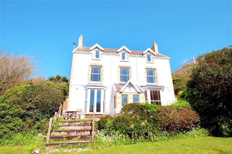 Apartment with yard & barbeque | Close to the beach | Pets allowed in Swansea