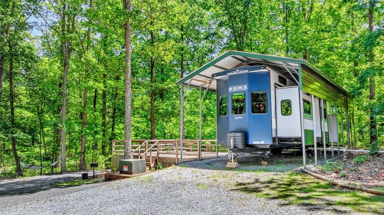 NEW Happy Glamper RV 14 Acres Cal King Bed Dog Friendly Deck Fire Pit — photo 4