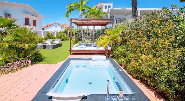 Apartment with jacuzzi — photo 3