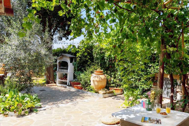 Fully equipped villa with private pool, garden & patio | City view | Pet-friendly — photo 5