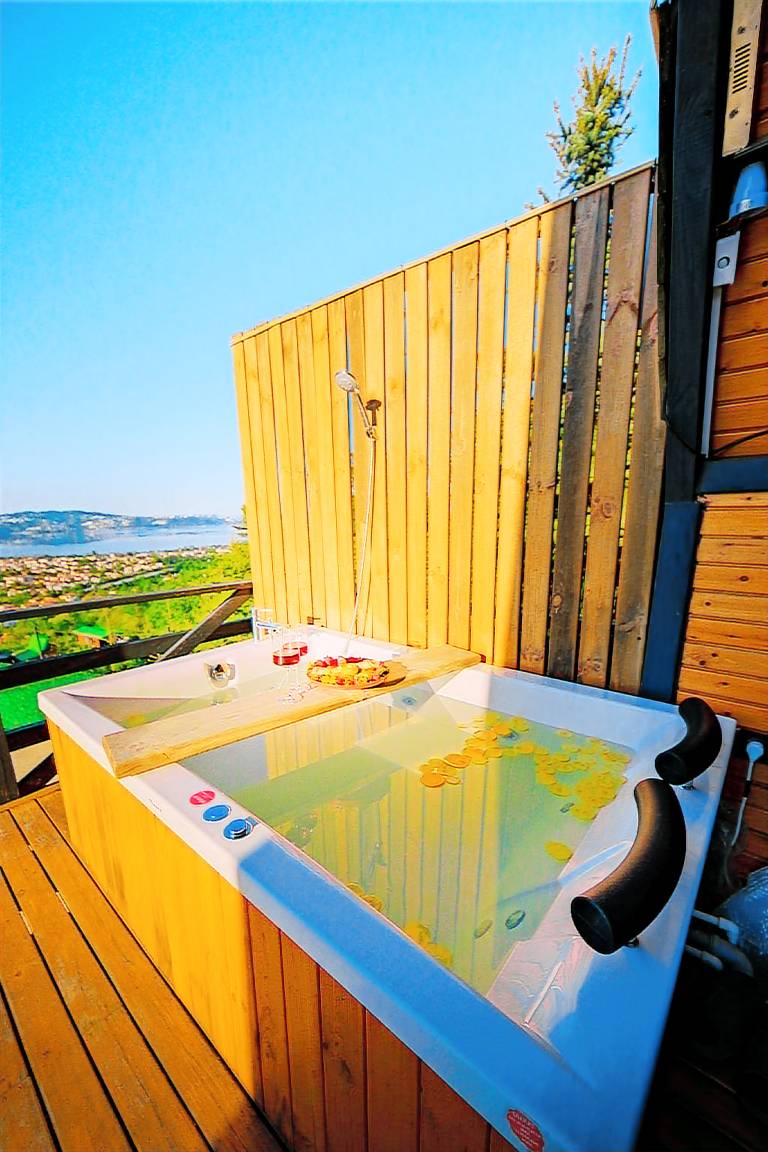 Bungalow with BBQ, hot tub & private pool — photo 4