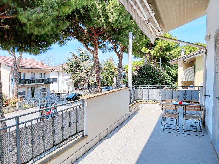 Rental apartment with patio — photo 3