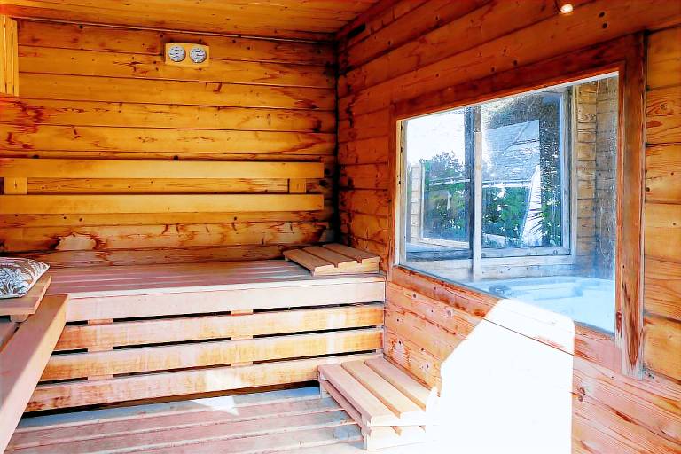 Family-oriented lovely vacation home with sauna, patio & hot tub | Good for workation | Pet-friendly — photo 3