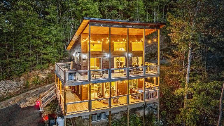 Cascades Escape – Luxury Cabin with Mountain Views, Game Room & Hot Tub — photo 2