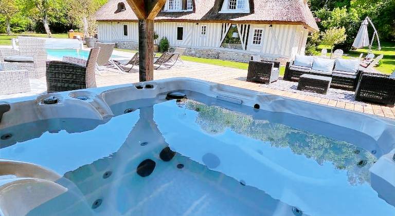 Vacation home with pool & jacuzzi | Pet-friendly in Honfleur