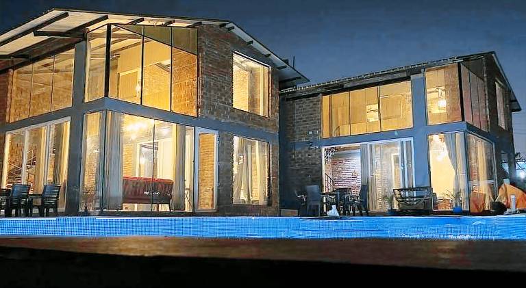 Villa with pool, grill & yard — photo 4