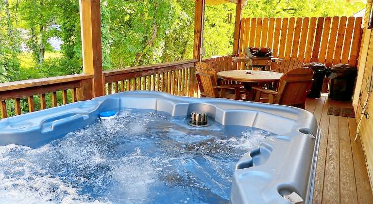 House with hot tub in Pigeon Forge, TN