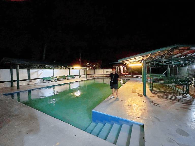 Vacation home with barbeque, yard & pool — photo 5