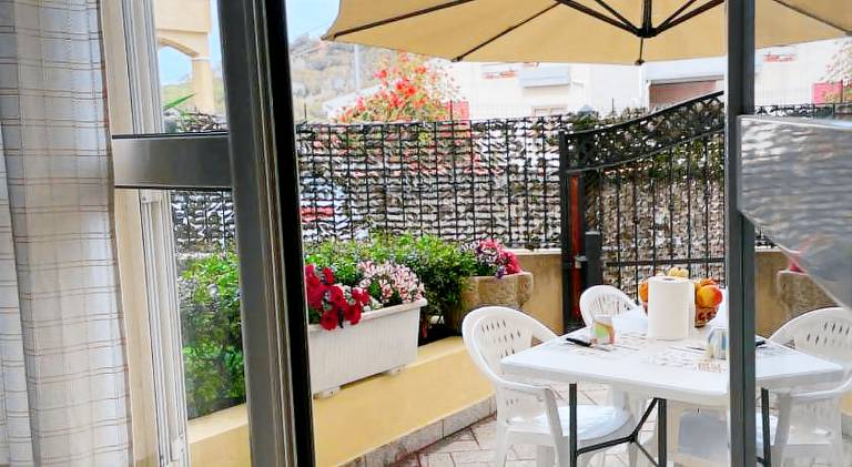 Vacation home with patio | Dogs allowed — photo 3