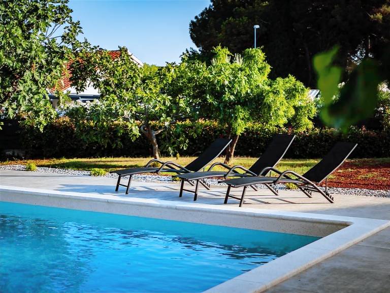 Fully equipped vacation home with private pool, patio & barbecue | Pets allowed — photo 2