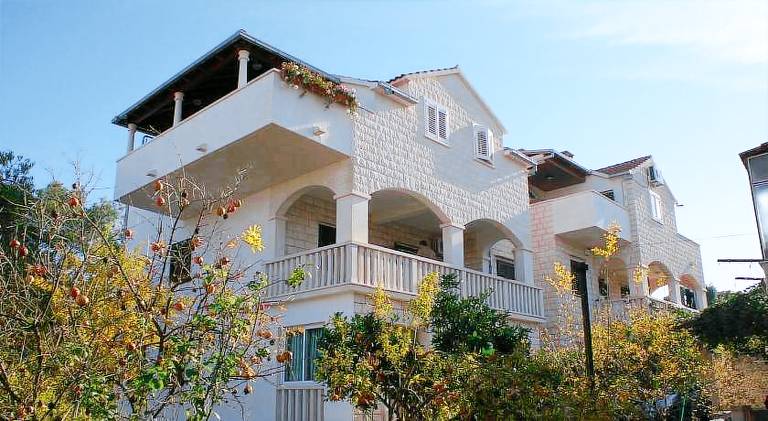 Rental apartment with barbecue, yard & terrace | Close to the beach | Suitable for remote work | Dogs allowed in Supetar