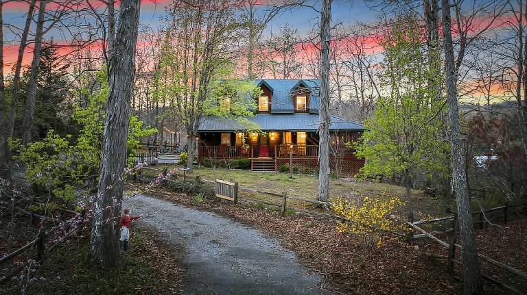 Creek Side Cottage - ️Creekside Views, Chill by the Fire Pit and Porches — photo 2