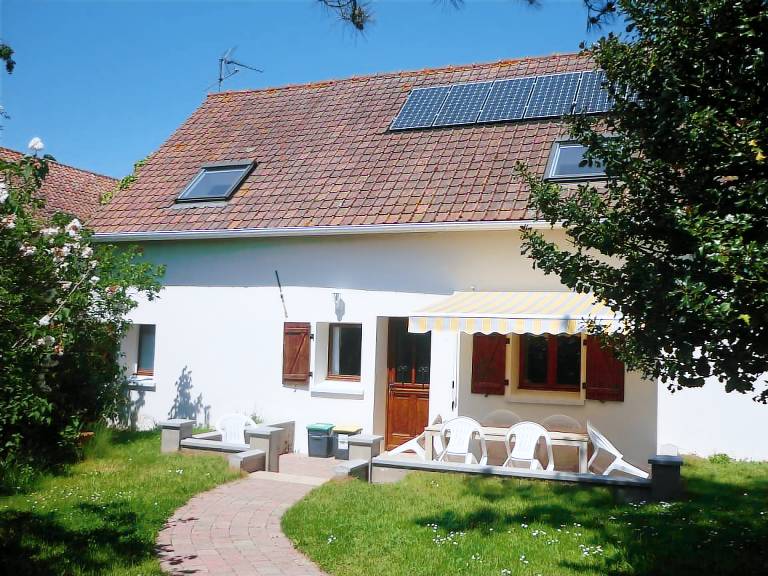 Gite with barbecue & yard | City view — photo 2